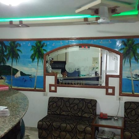 Hotel Decent Surat Luaran gambar