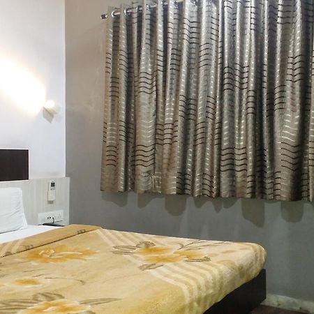 Hotel Decent Surat Luaran gambar