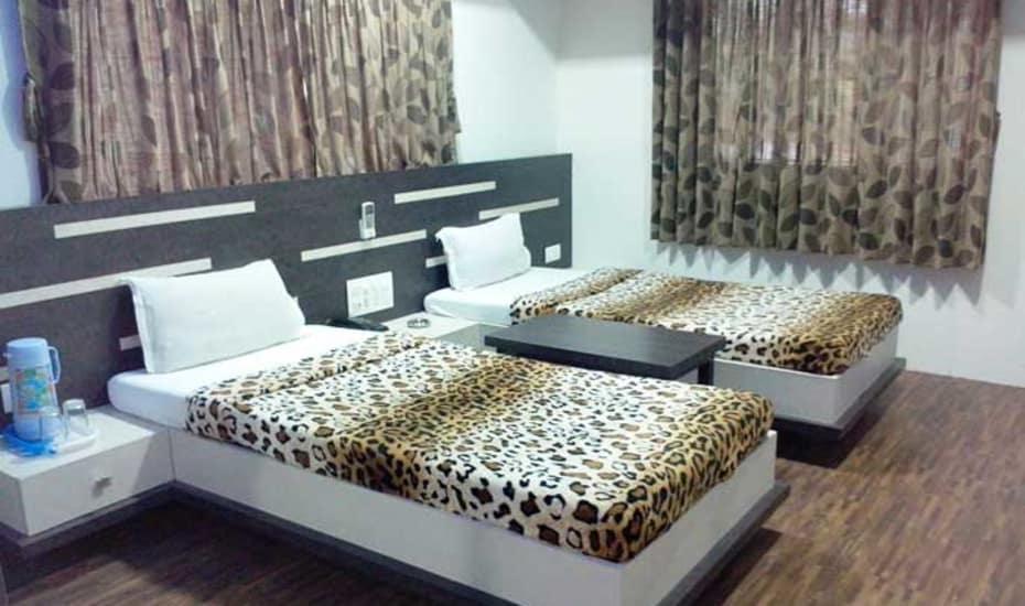 Hotel Decent Surat Luaran gambar