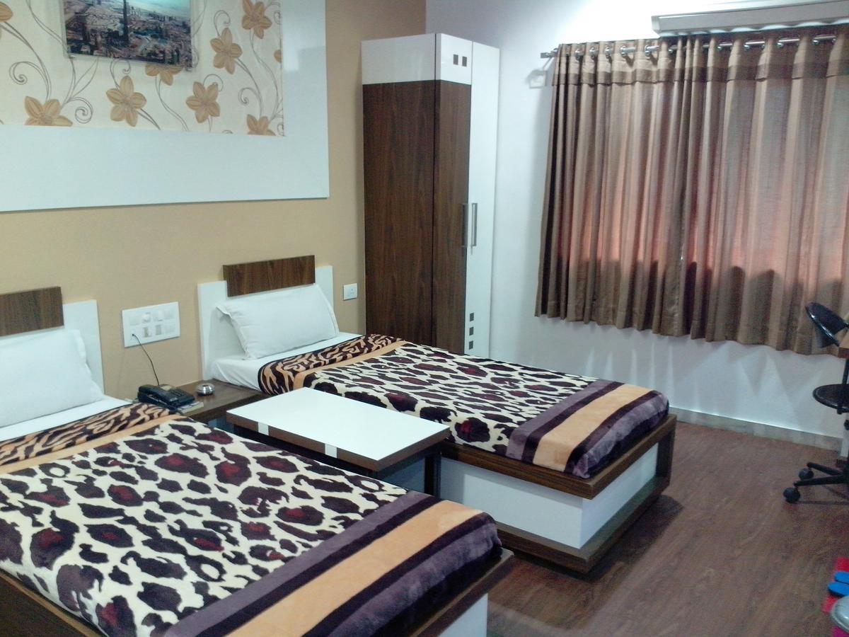 Hotel Decent Surat Bilik gambar