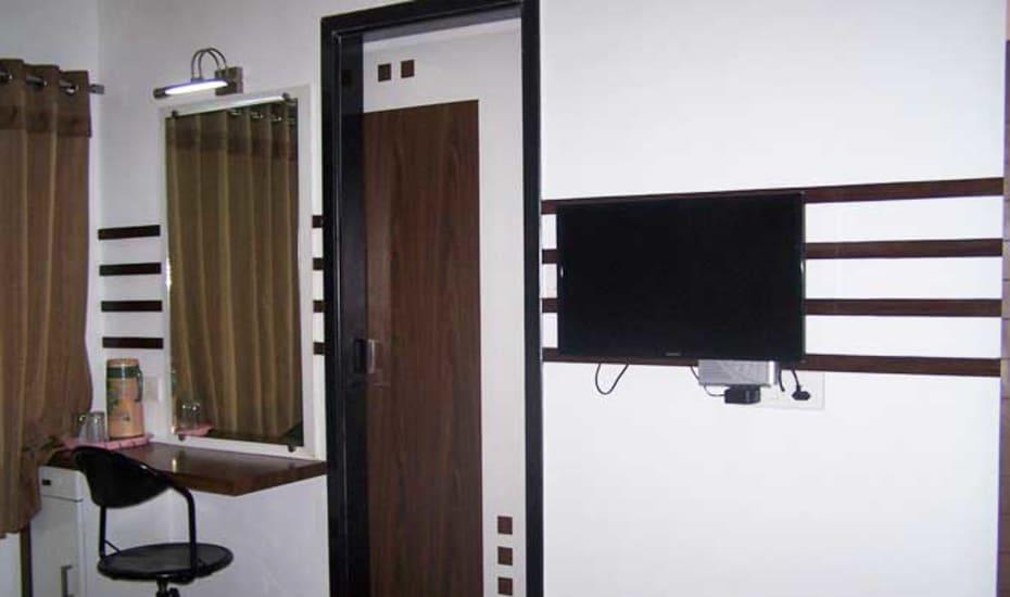 Hotel Decent Surat Luaran gambar