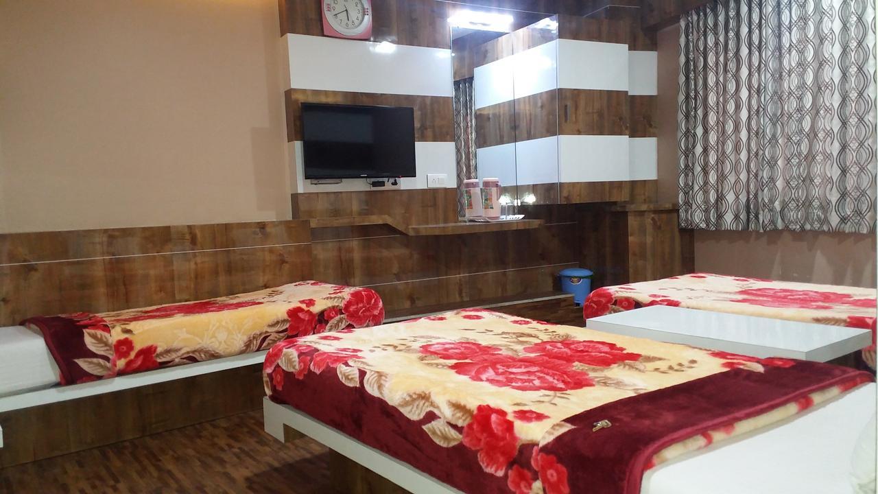 Hotel Decent Surat Luaran gambar