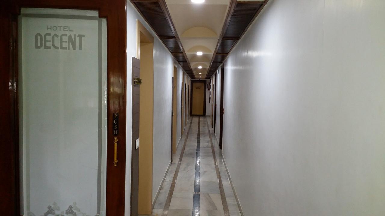 Hotel Decent Surat Luaran gambar