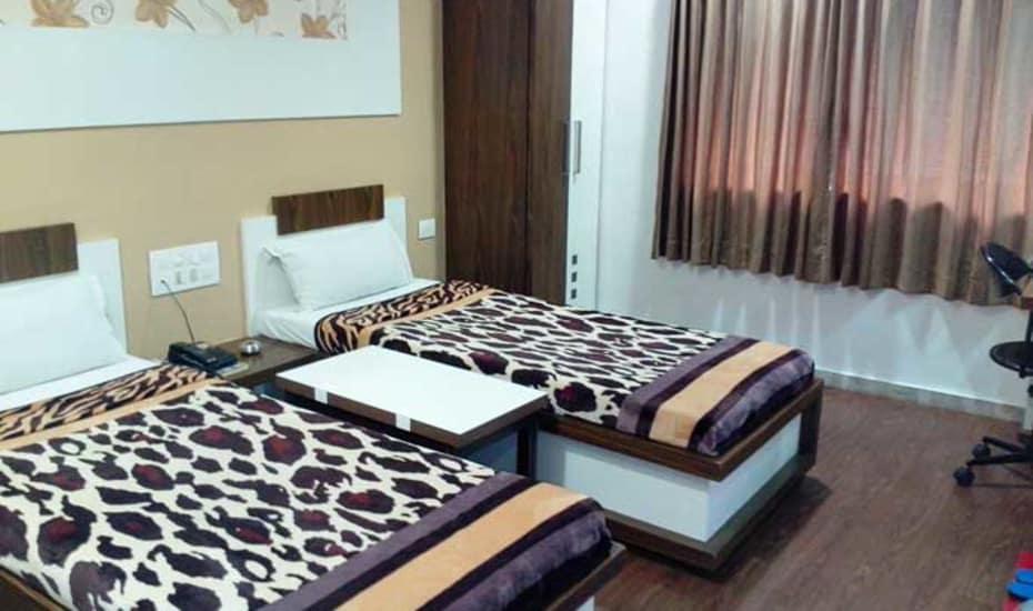 Hotel Decent Surat Luaran gambar