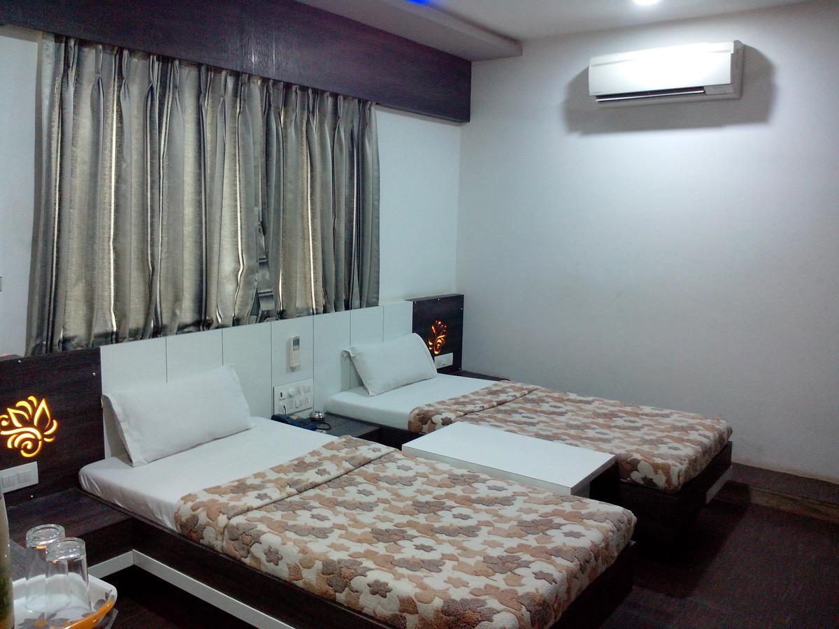 Hotel Decent Surat Luaran gambar
