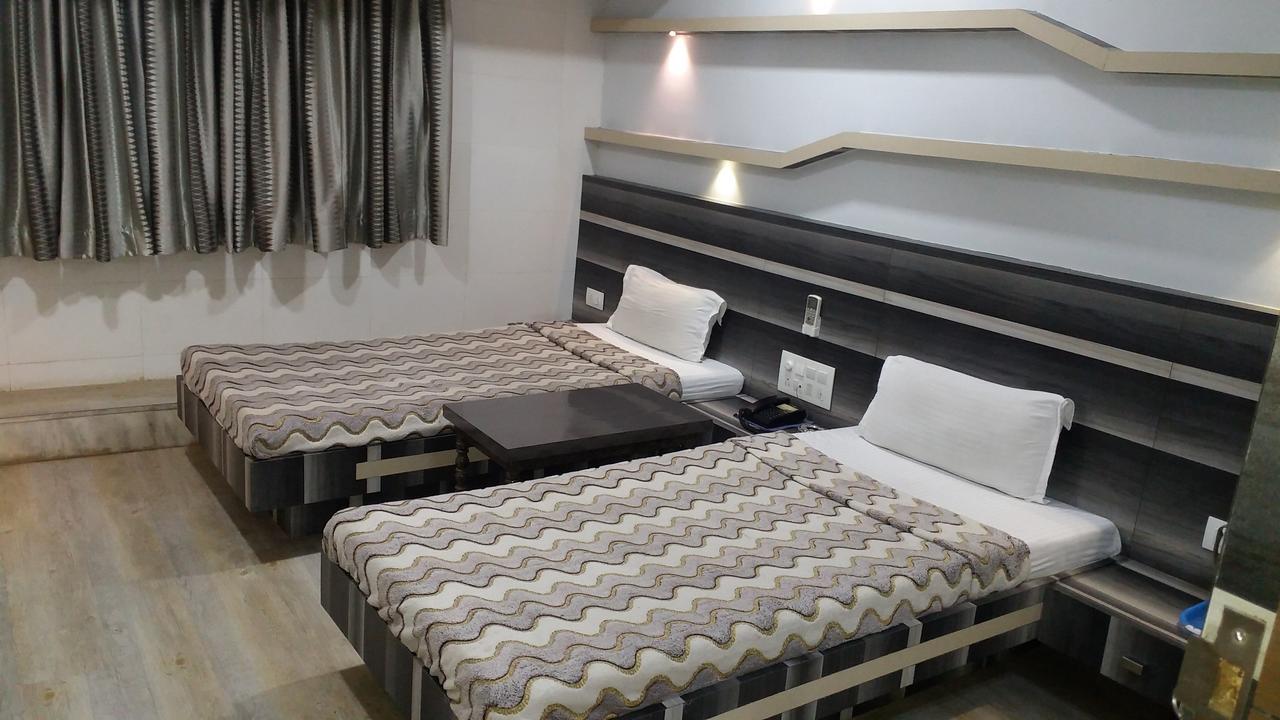 Hotel Decent Surat Luaran gambar