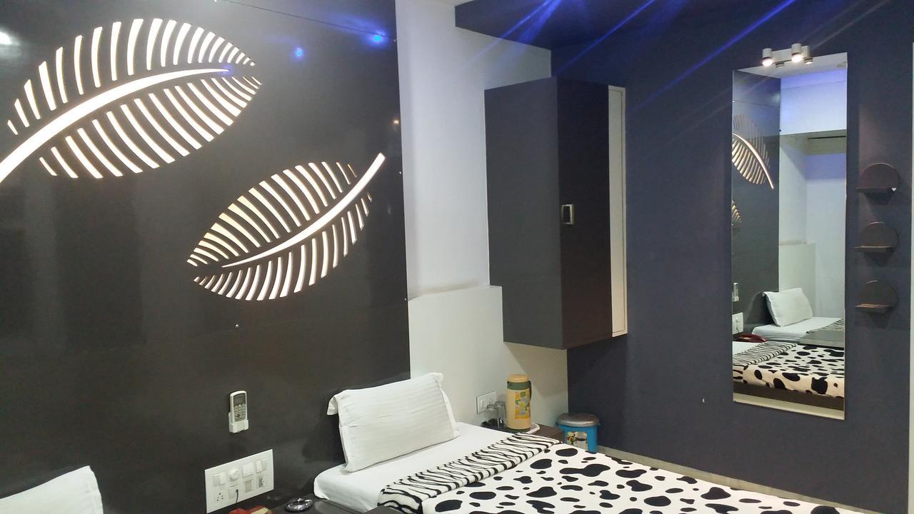 Hotel Decent Surat Luaran gambar