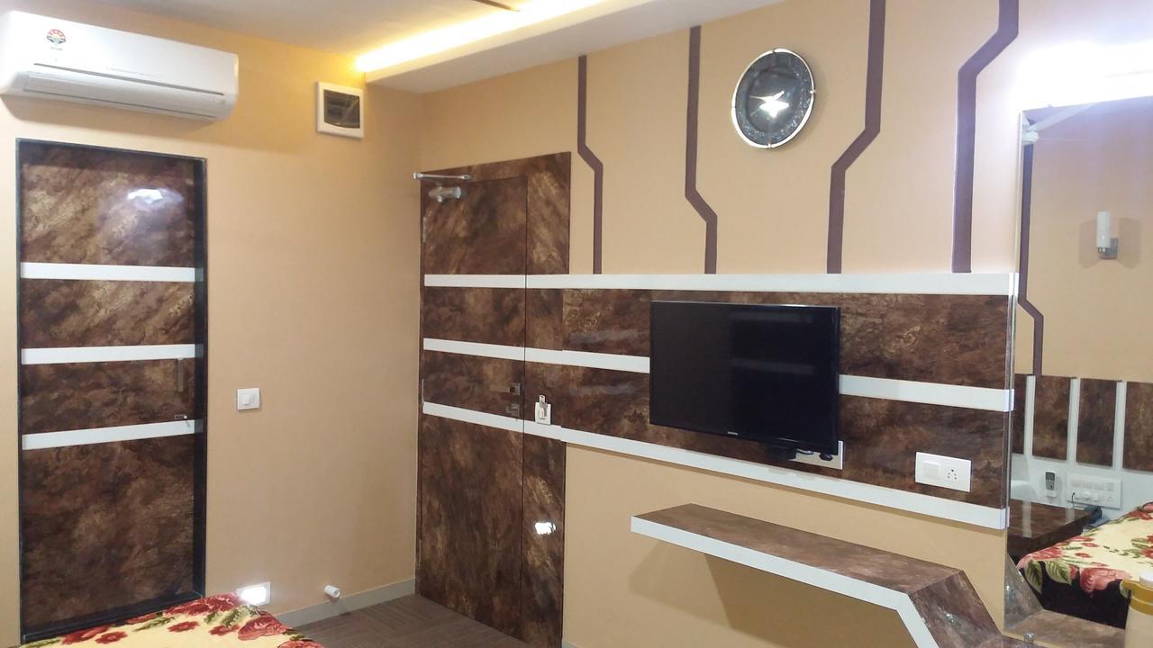 Hotel Decent Surat Luaran gambar