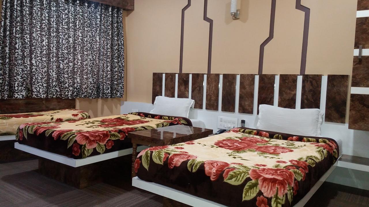Hotel Decent Surat Luaran gambar